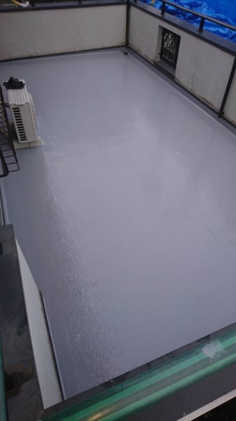 灰色のベランダ・FRP防水のバルコニー