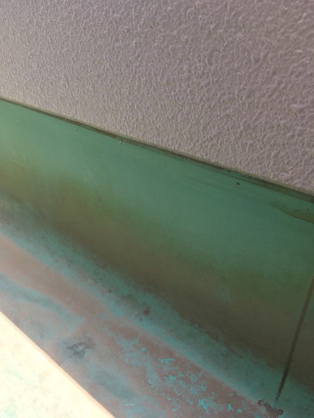 緑のシート防水が膨れている