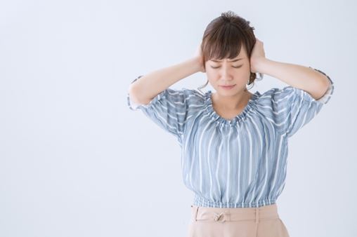 トタン屋根の雨の音がうるさい