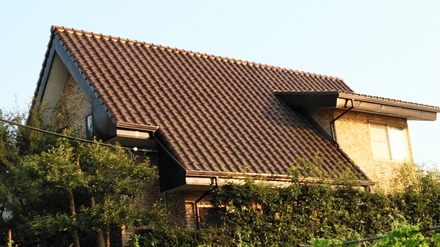 急こう配の陶器瓦の屋根